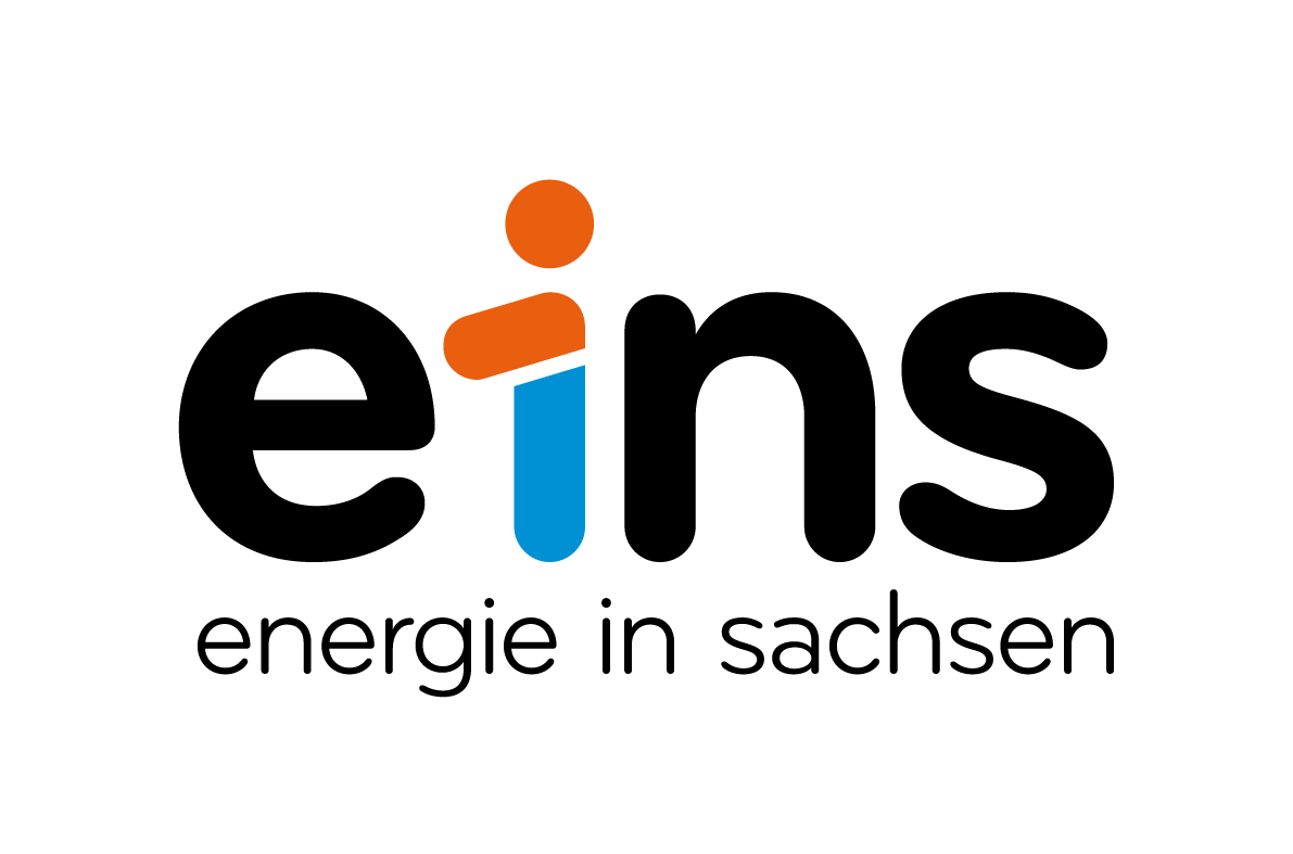 eins_farbig_RGB_weisserHG Logo mit dem Wort eins und dem Text energie in sachsen darunter, stilisiert in Schwarz, Orange und Blau.
